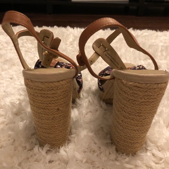 Strappy Floral Tan and Navy Heels - Size 8 - Picture 2 of 3